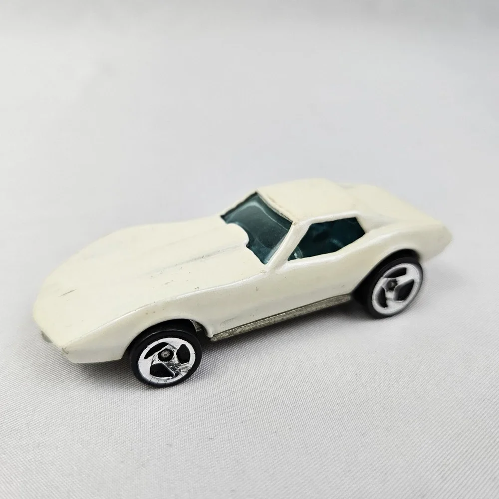 Vintage 1975 Hot Wheels Corvette Stingray Pearl White Malaysia Diecast 1:64